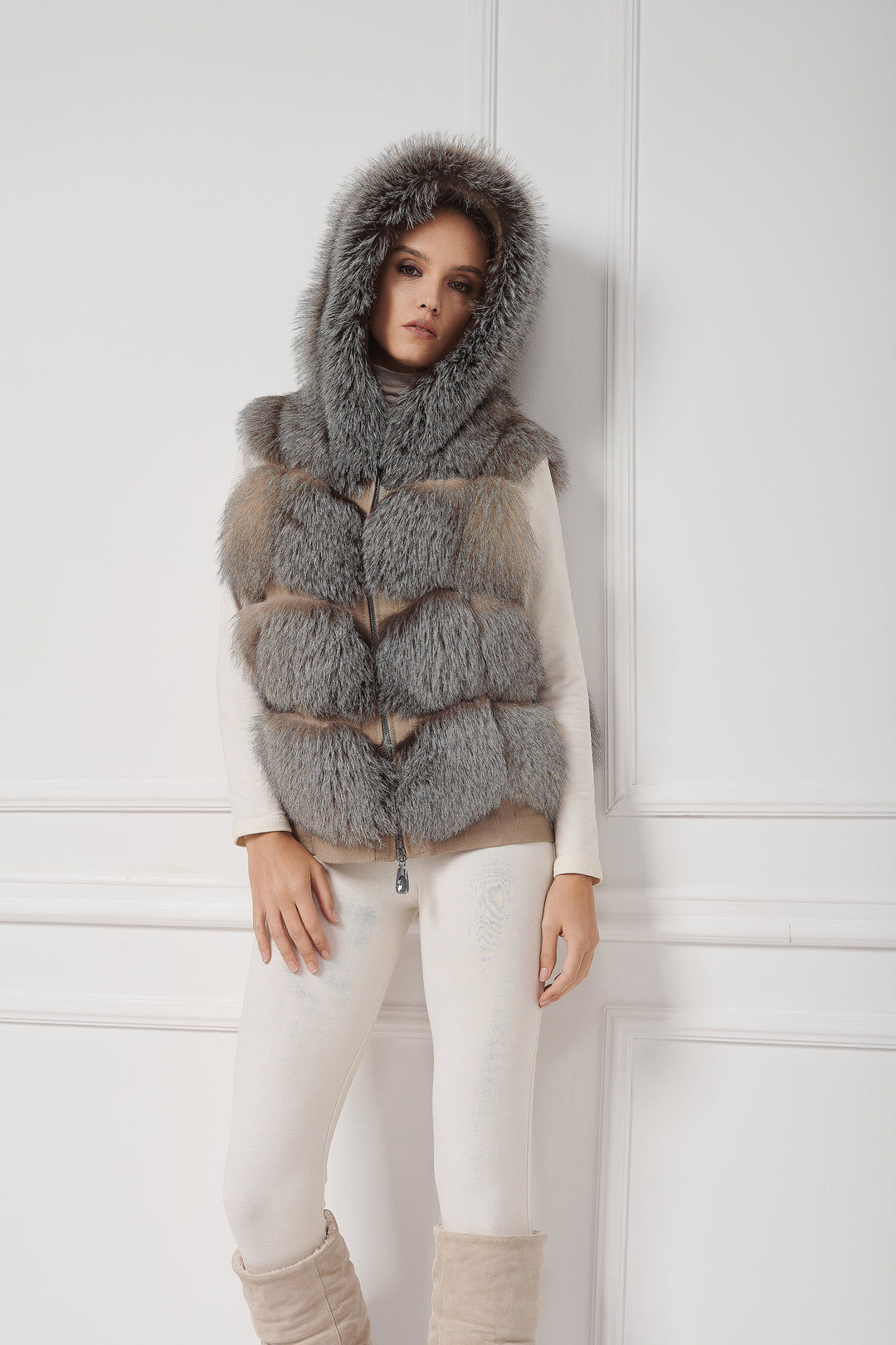 ELEGANTE GILET CORTO CON CAPPUCCIO IN VOLPE