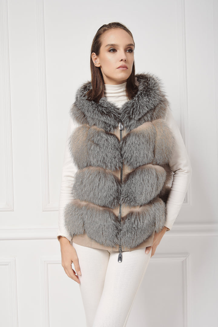 ELEGANTE GILET CORTO CON CAPPUCCIO IN VOLPE