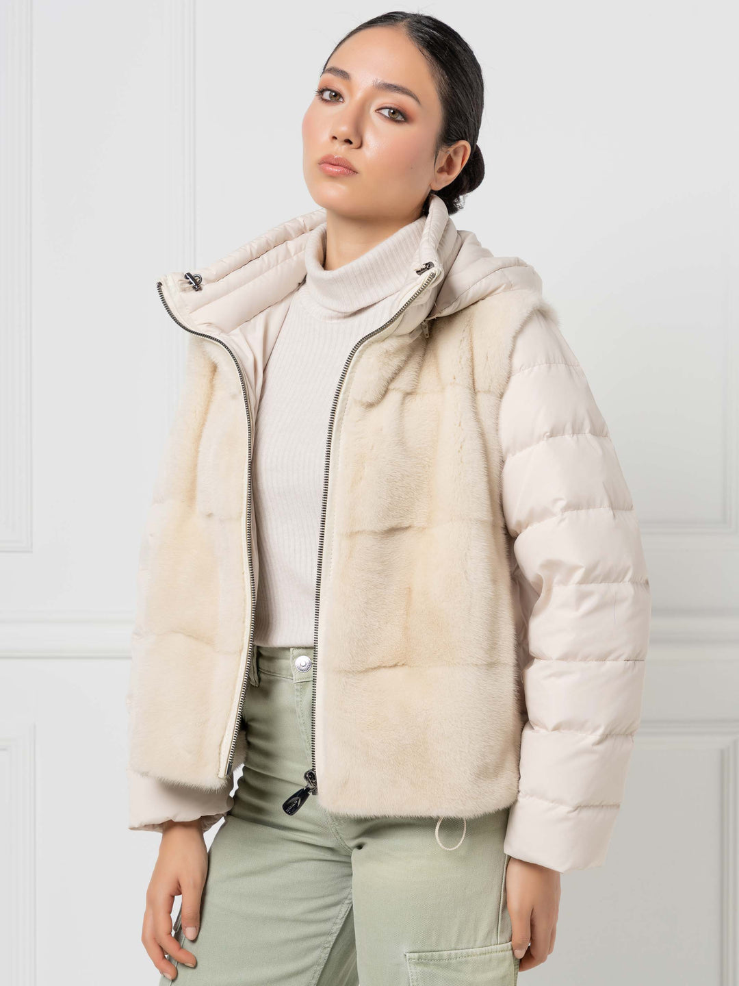 Mink- und Daunen-Kapuzenjacke