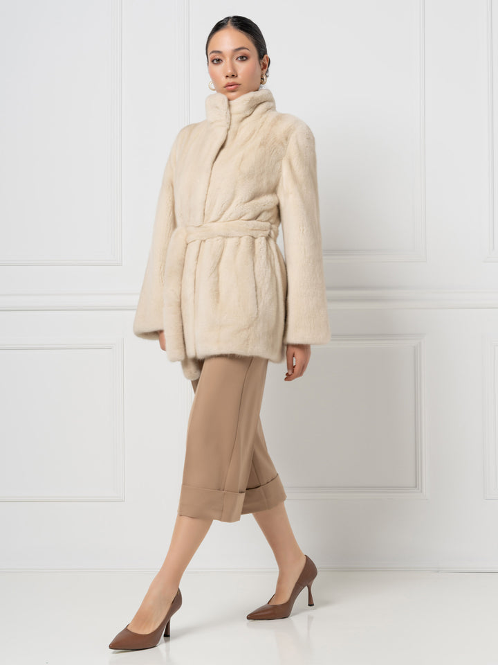 Nerzjacke mit Gürtel und hohem Stehkragen