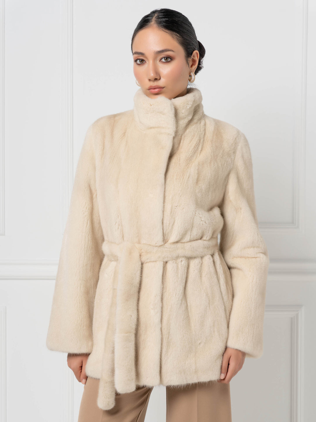 Nerzjacke mit Gürtel und hohem Stehkragen