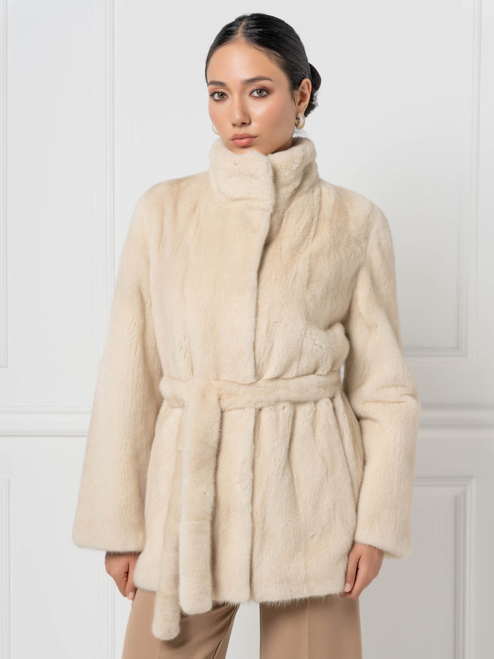 Nerzjacke mit Gürtel und hohem Stehkragen