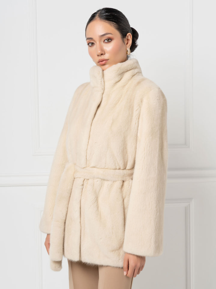 Nerzjacke mit Gürtel und hohem Stehkragen