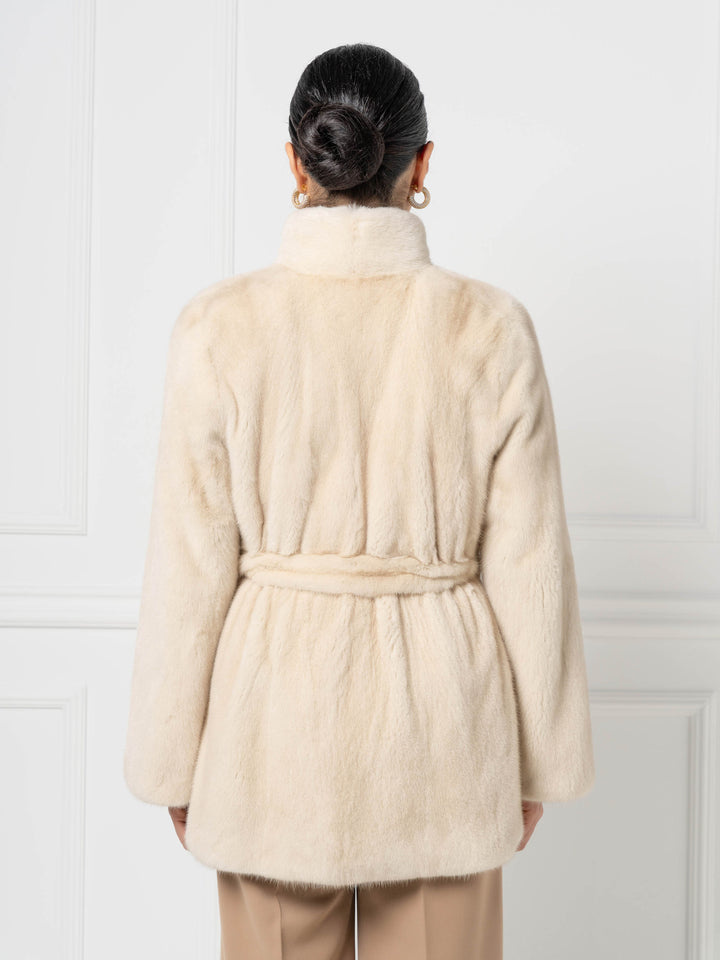 Nerzjacke mit Gürtel und hohem Stehkragen
