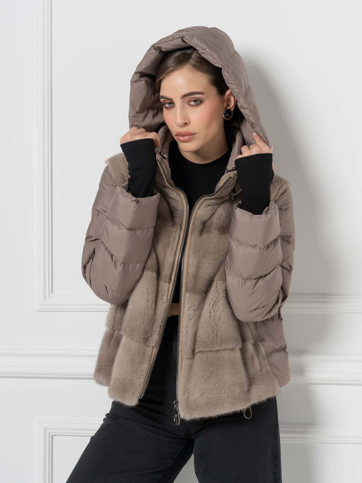 Lässige Kapuzenjacke aus Nerz und Daunen