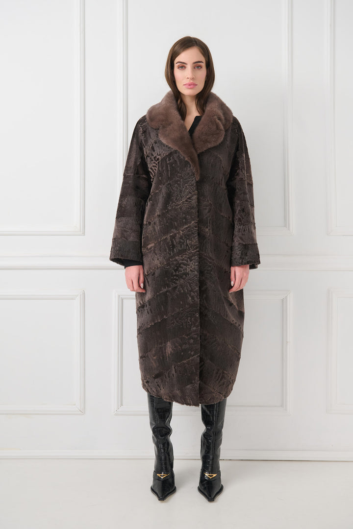Elegante cappotto in agnello persiano con colletto in visone