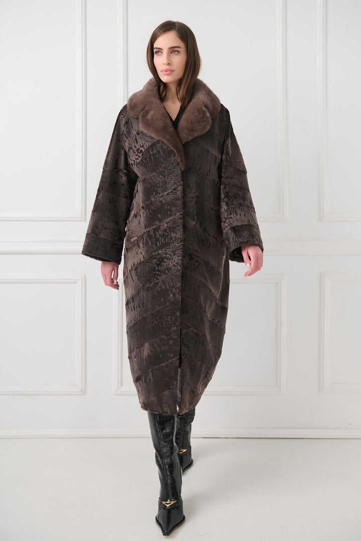 Elegante cappotto in agnello persiano con colletto in visone