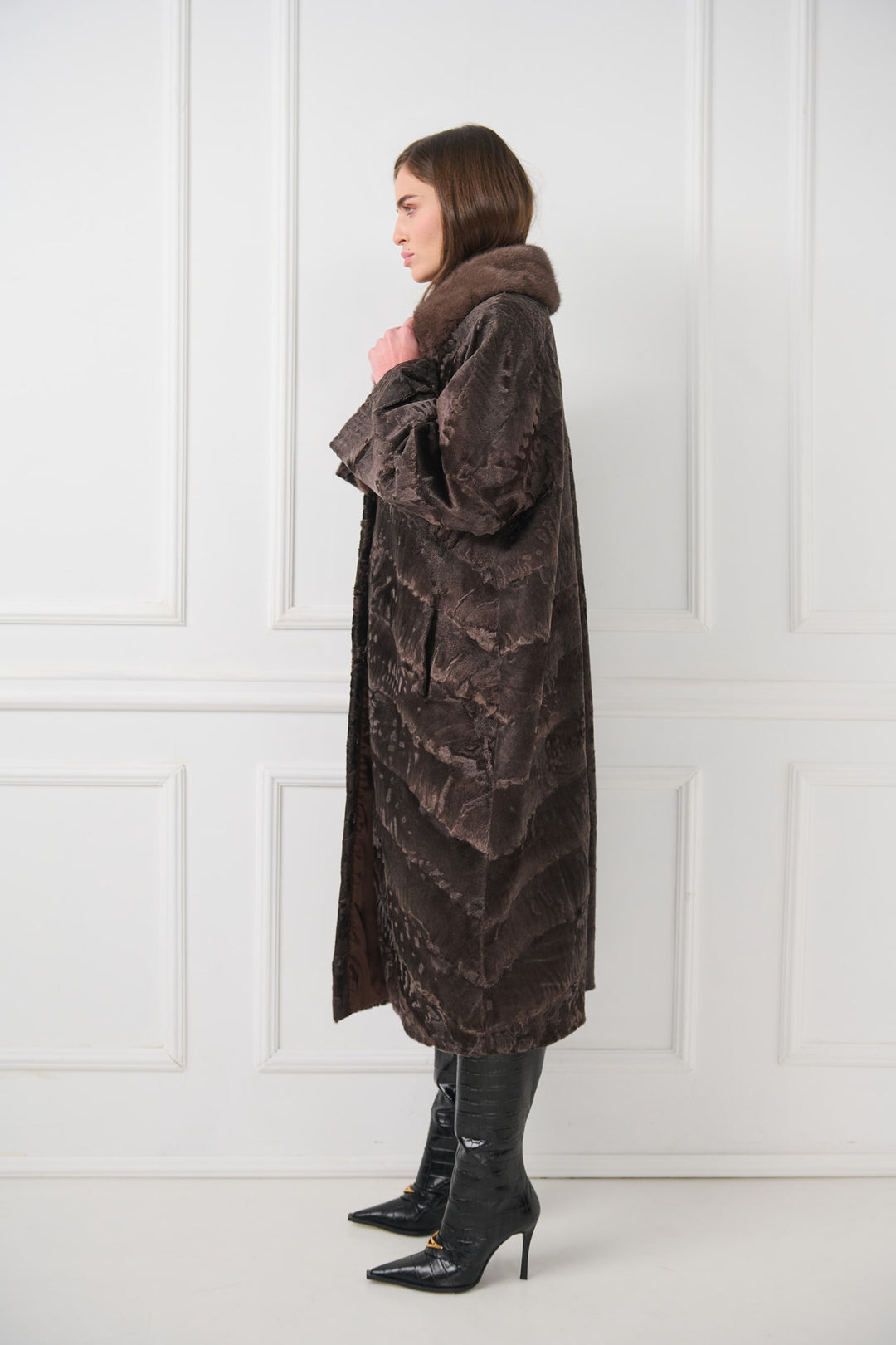 Elegante cappotto in agnello persiano con colletto in visone