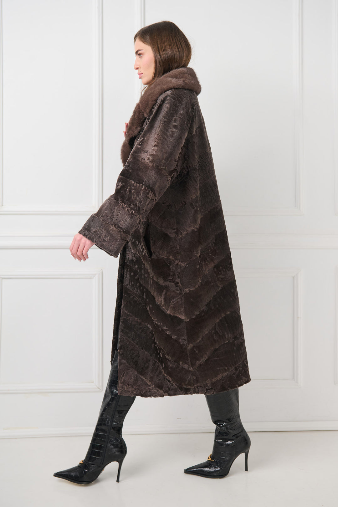 Elegante cappotto in agnello persiano con colletto in visone