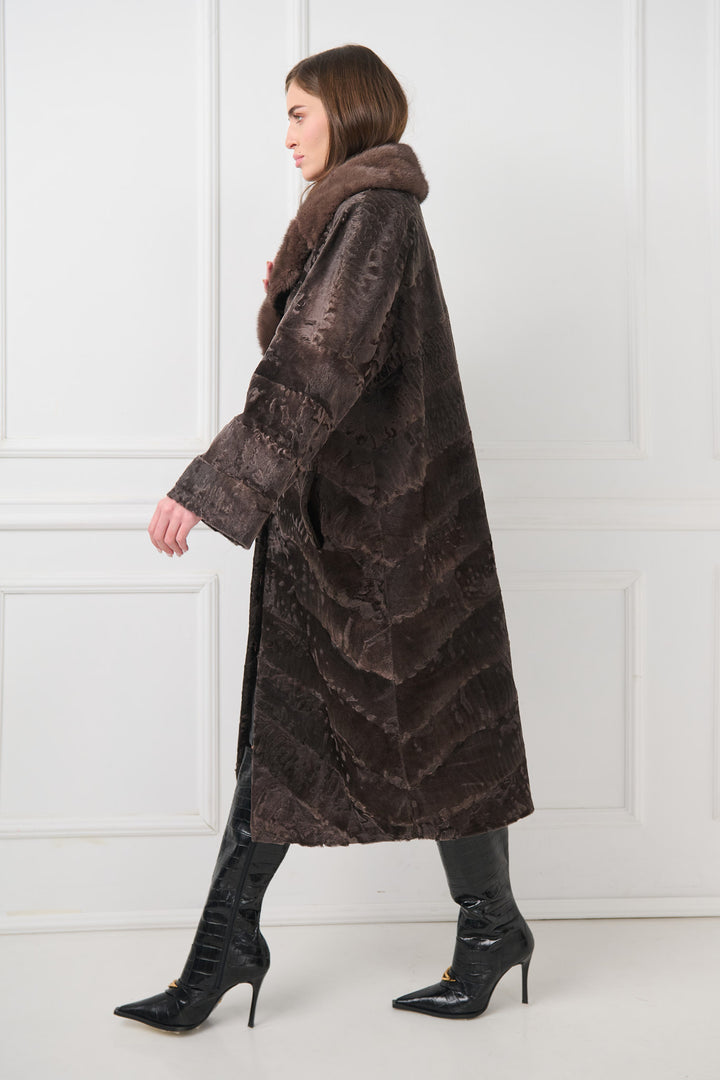 Elegante cappotto in agnello persiano con colletto in visone