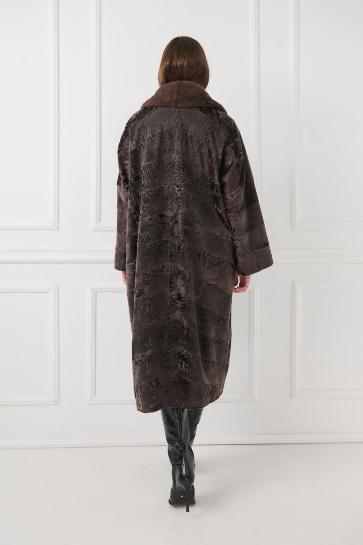 Elegante cappotto in agnello persiano con colletto in visone