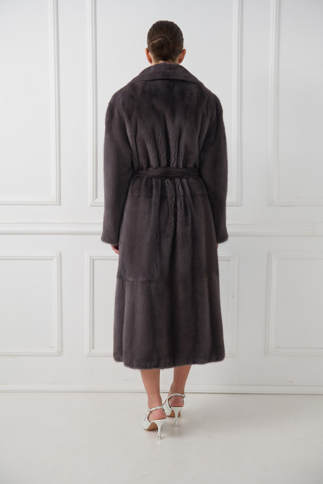 Cappotto in visone con cintura e morbido colletto a scialle