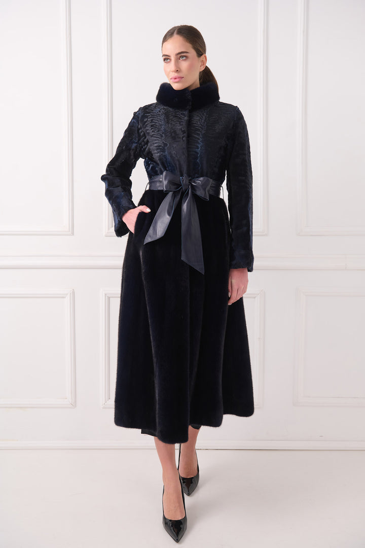 Elegante cappotto in agnello persiano con cintura e colletto in visone