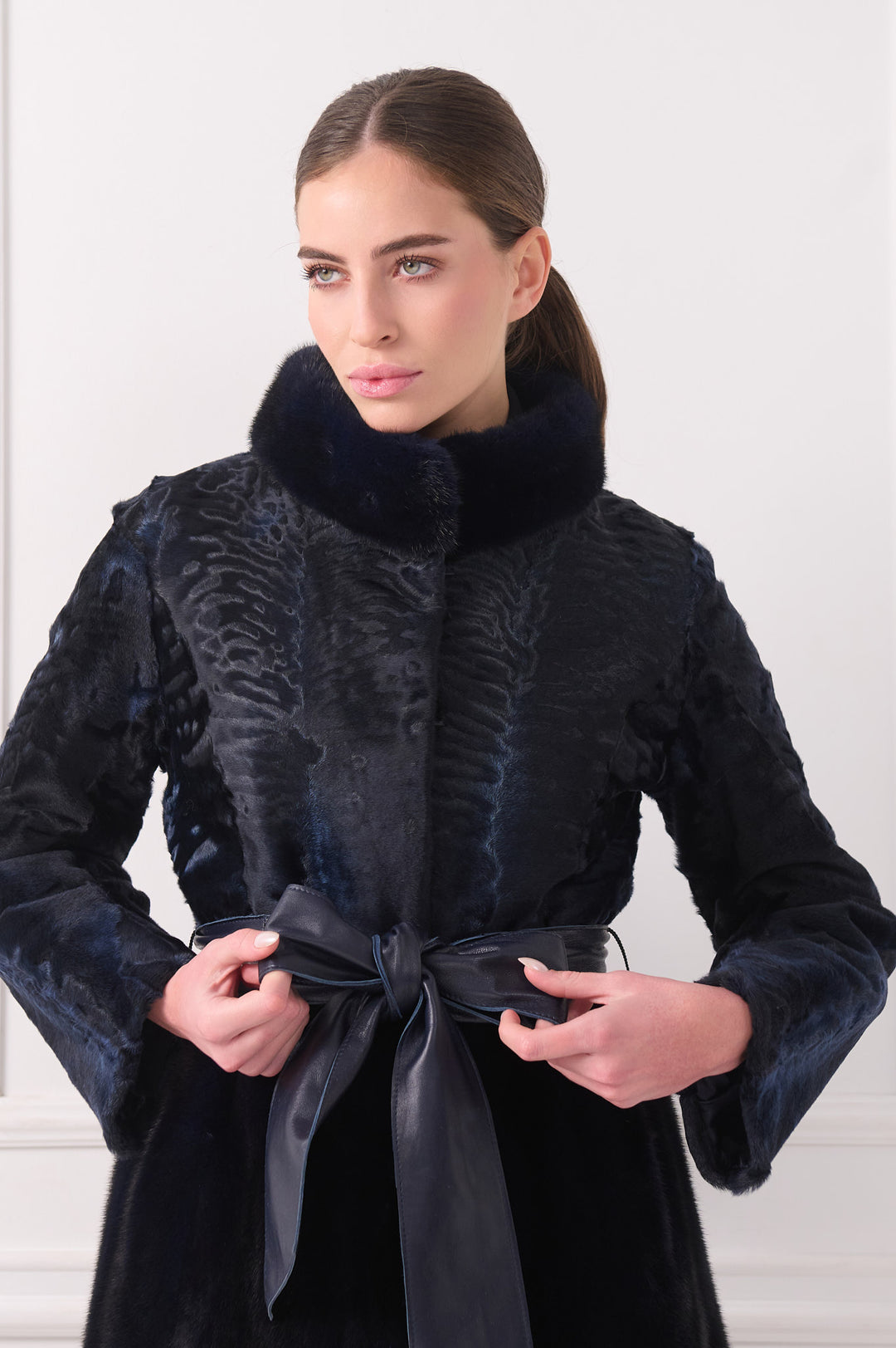 Elegante cappotto in agnello persiano con cintura e colletto in visone