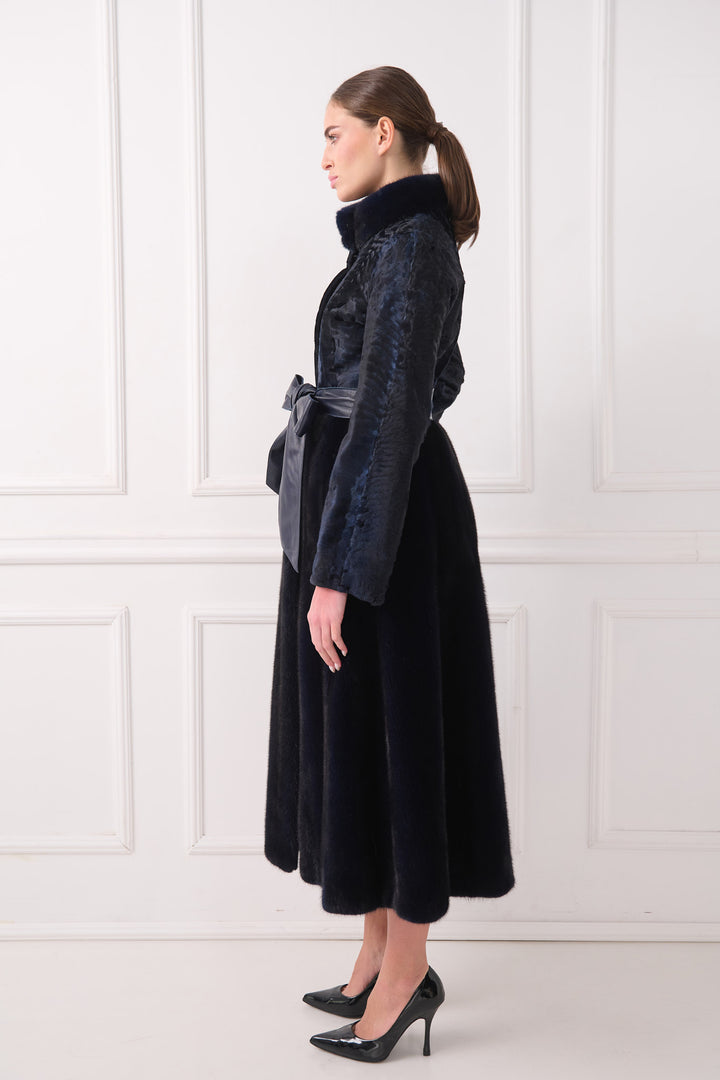Elegante cappotto in agnello persiano con cintura e colletto in visone