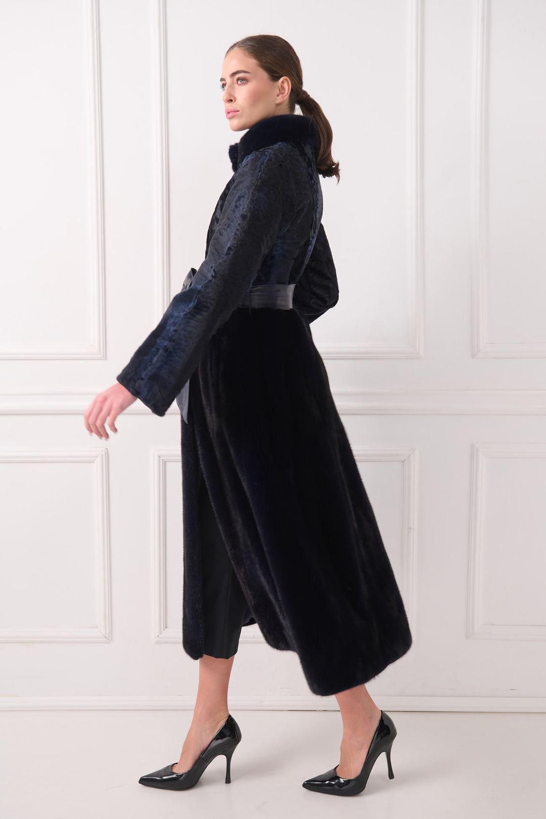 Elegante cappotto in agnello persiano con cintura e colletto in visone