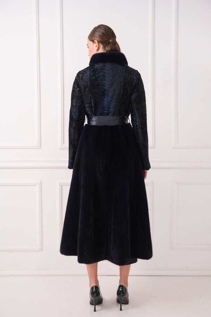 Elegante cappotto in agnello persiano con cintura e colletto in visone