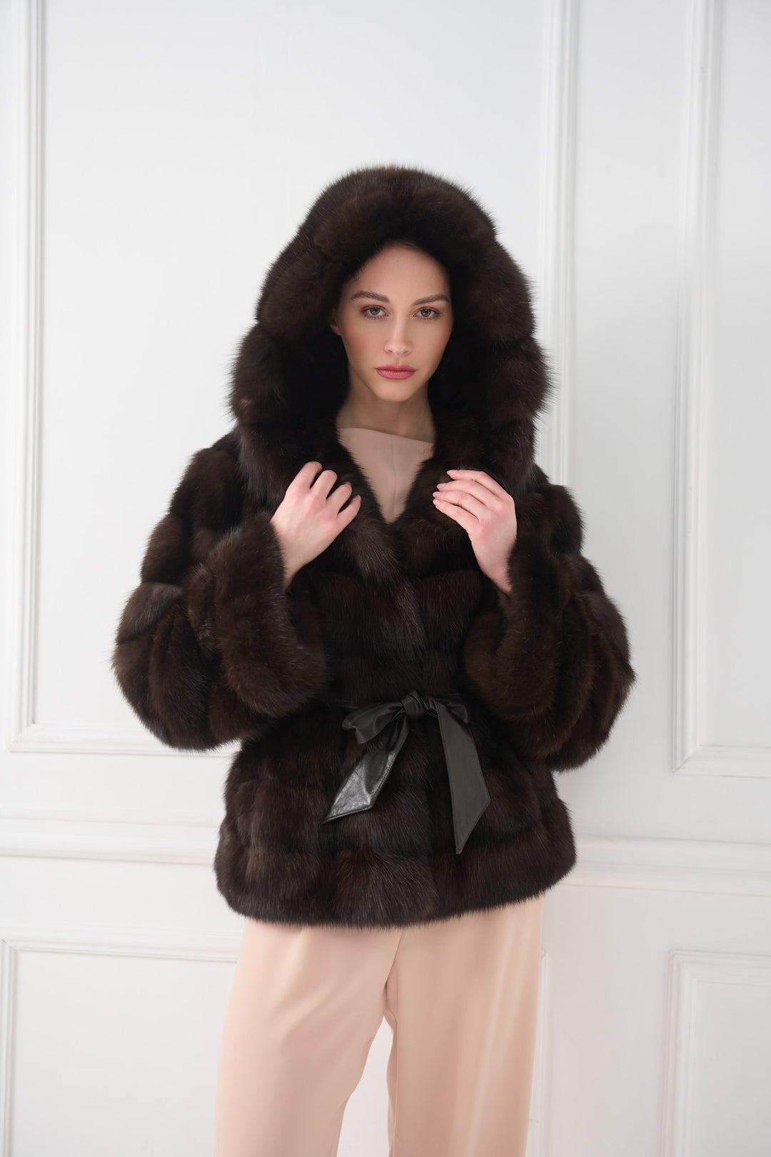 VESTE EN ZIBELINE DE LUXE AVEC CAPUCHE ET CEINTURE