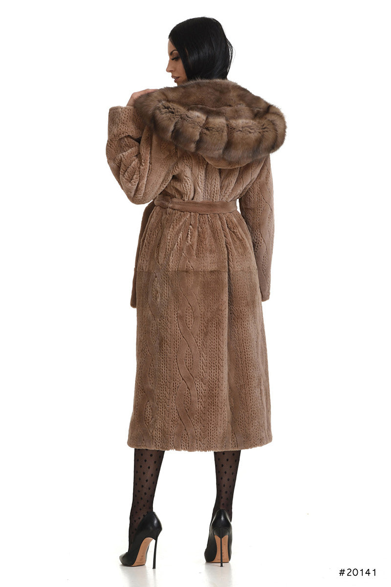 Cappotto di menta con cappuccio sabile nei toni del colore cammello