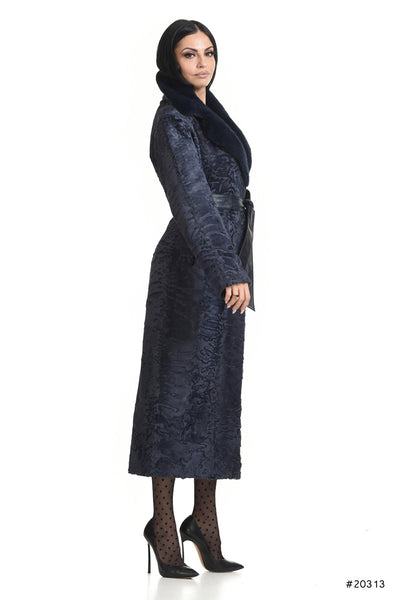 Long manteau d’agneau persan avec col anglais vison et ceinture en cuir